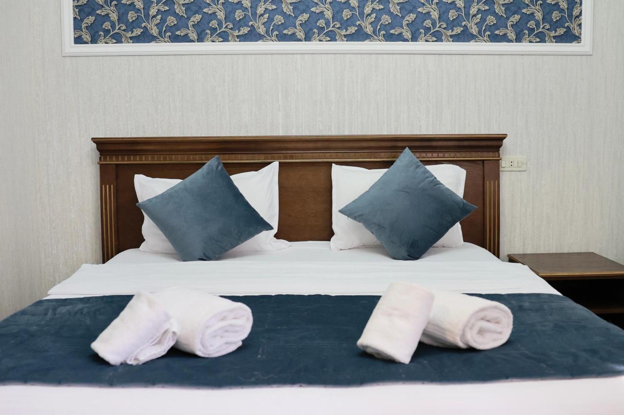 Royal Renaissance Hotel 예레반 외부 사진