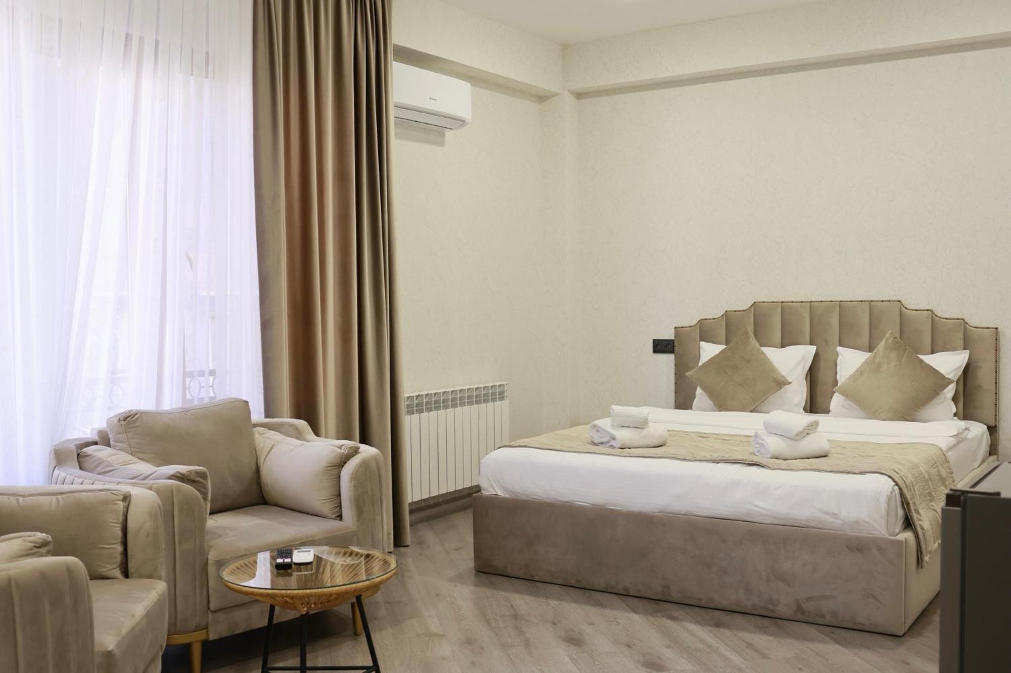Royal Renaissance Hotel 예레반 외부 사진