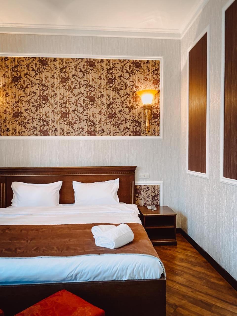 Royal Renaissance Hotel 예레반 외부 사진