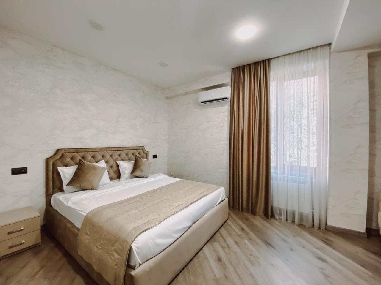 Royal Renaissance Hotel 예레반 외부 사진