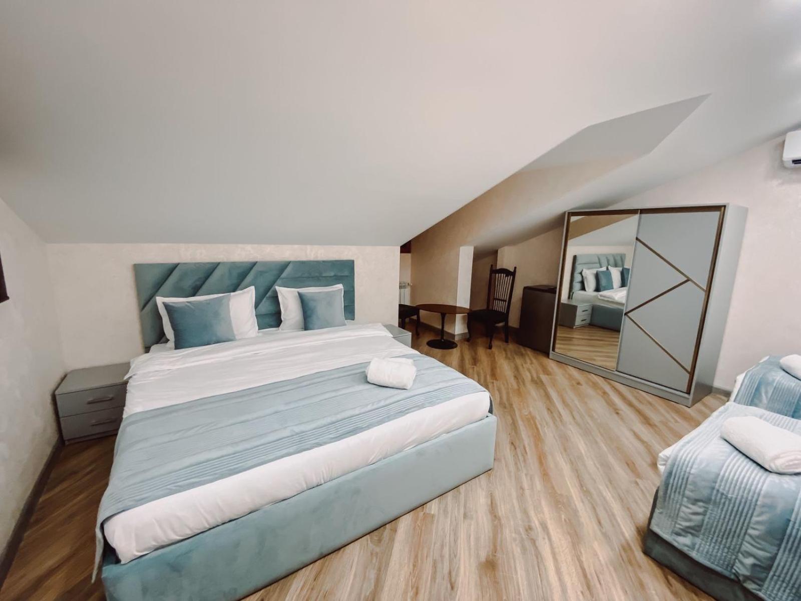 Royal Renaissance Hotel 예레반 외부 사진