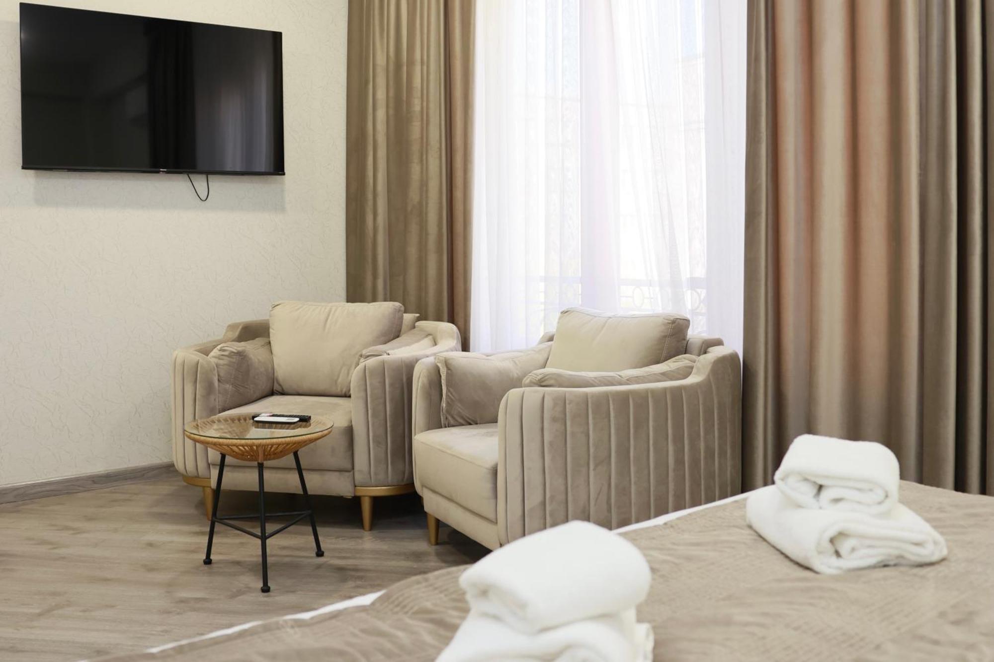 Royal Renaissance Hotel 예레반 외부 사진