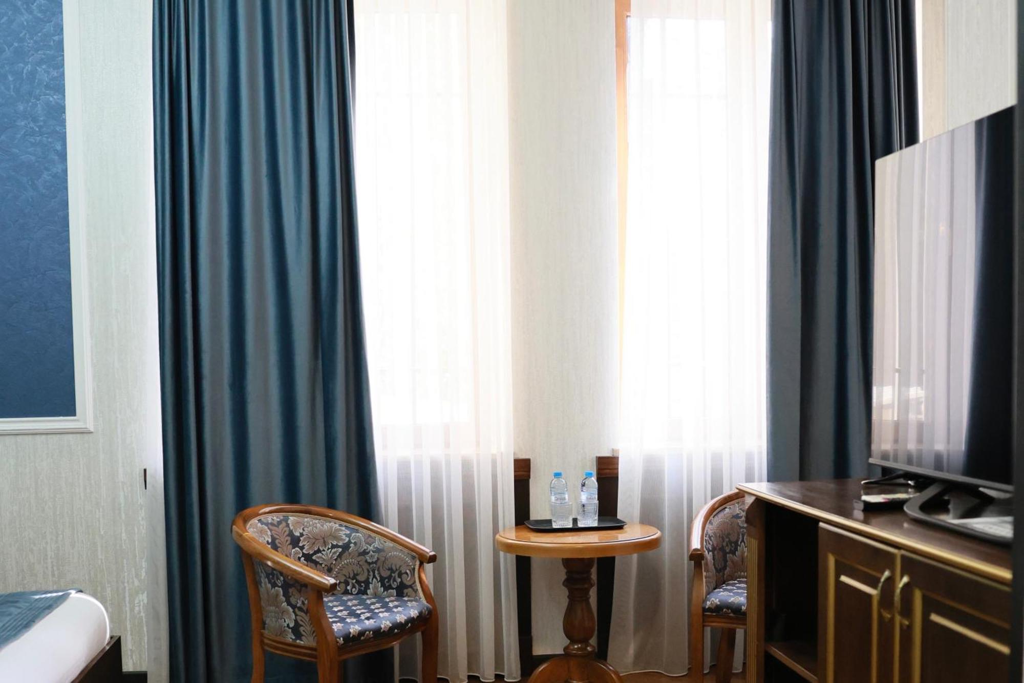 Royal Renaissance Hotel 예레반 외부 사진