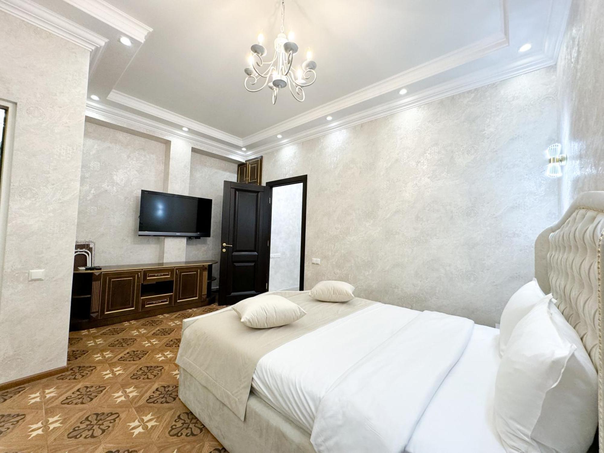 Royal Renaissance Hotel 예레반 외부 사진