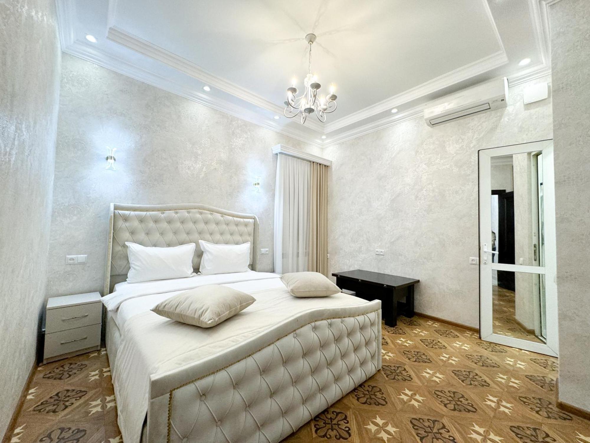 Royal Renaissance Hotel 예레반 외부 사진