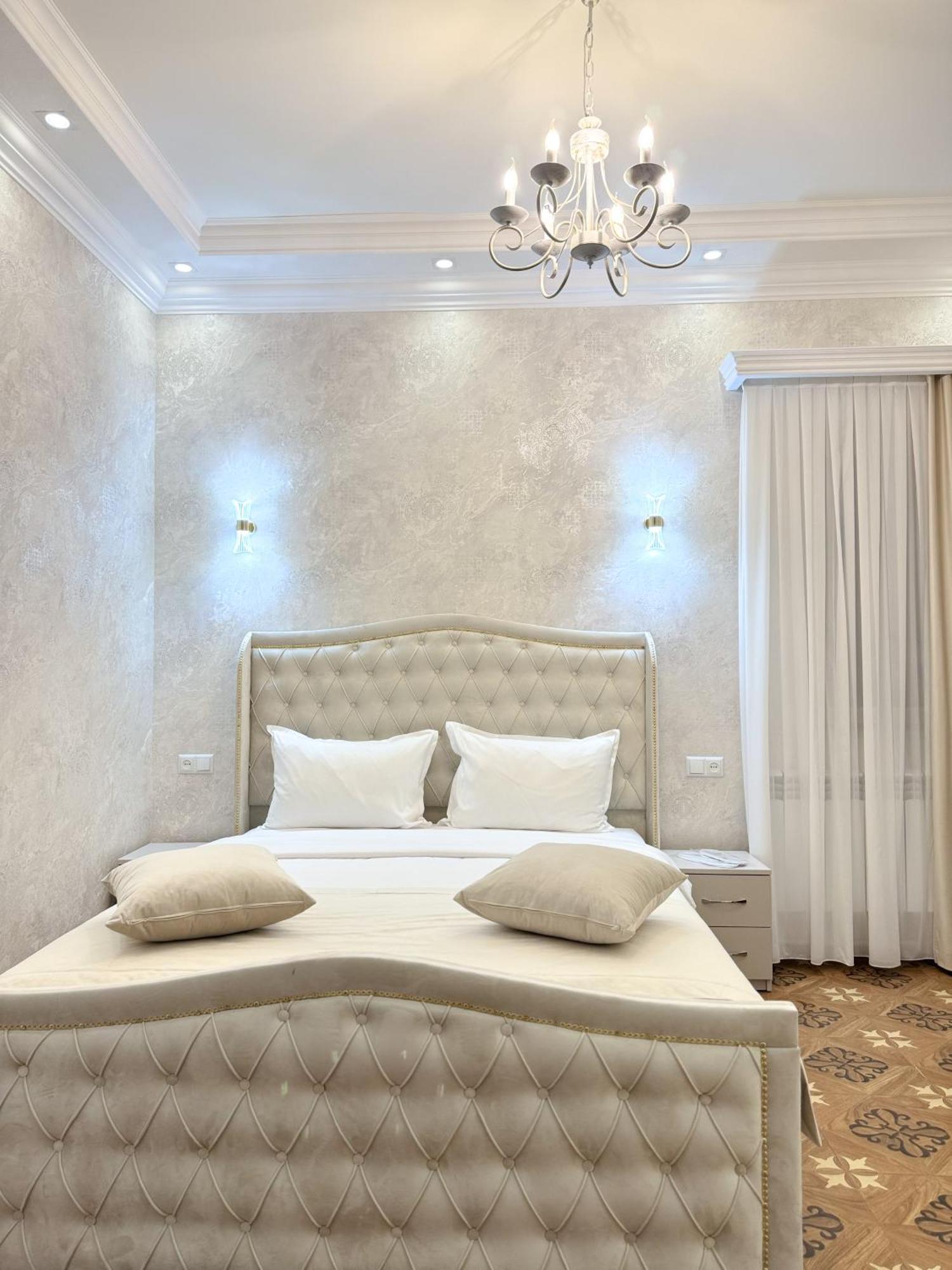 Royal Renaissance Hotel 예레반 외부 사진