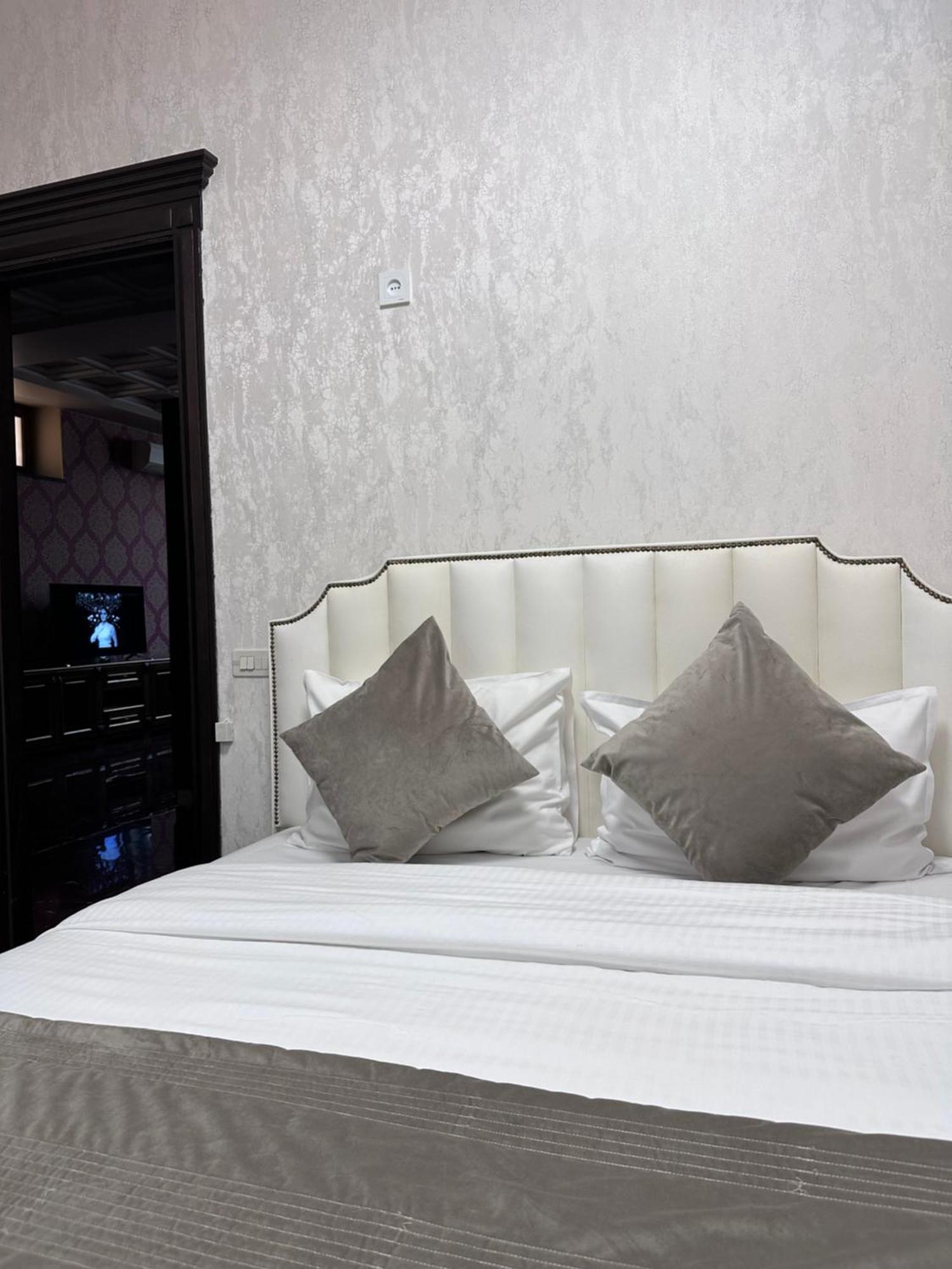 Royal Renaissance Hotel 예레반 외부 사진