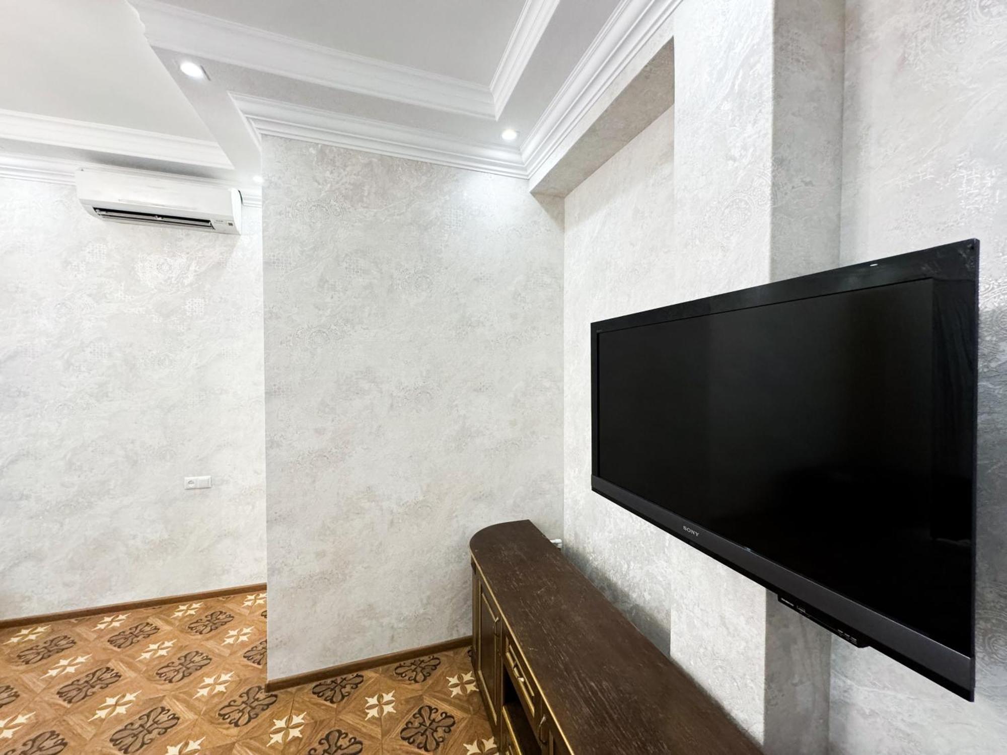 Royal Renaissance Hotel 예레반 외부 사진