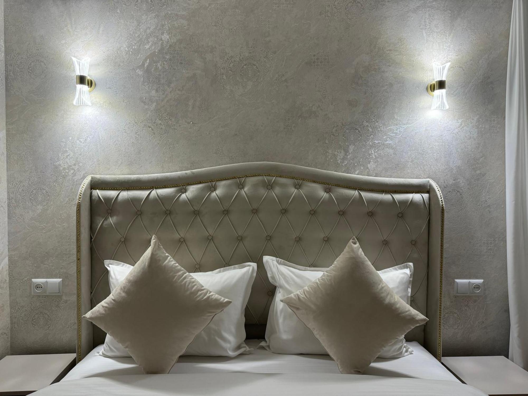 Royal Renaissance Hotel 예레반 외부 사진