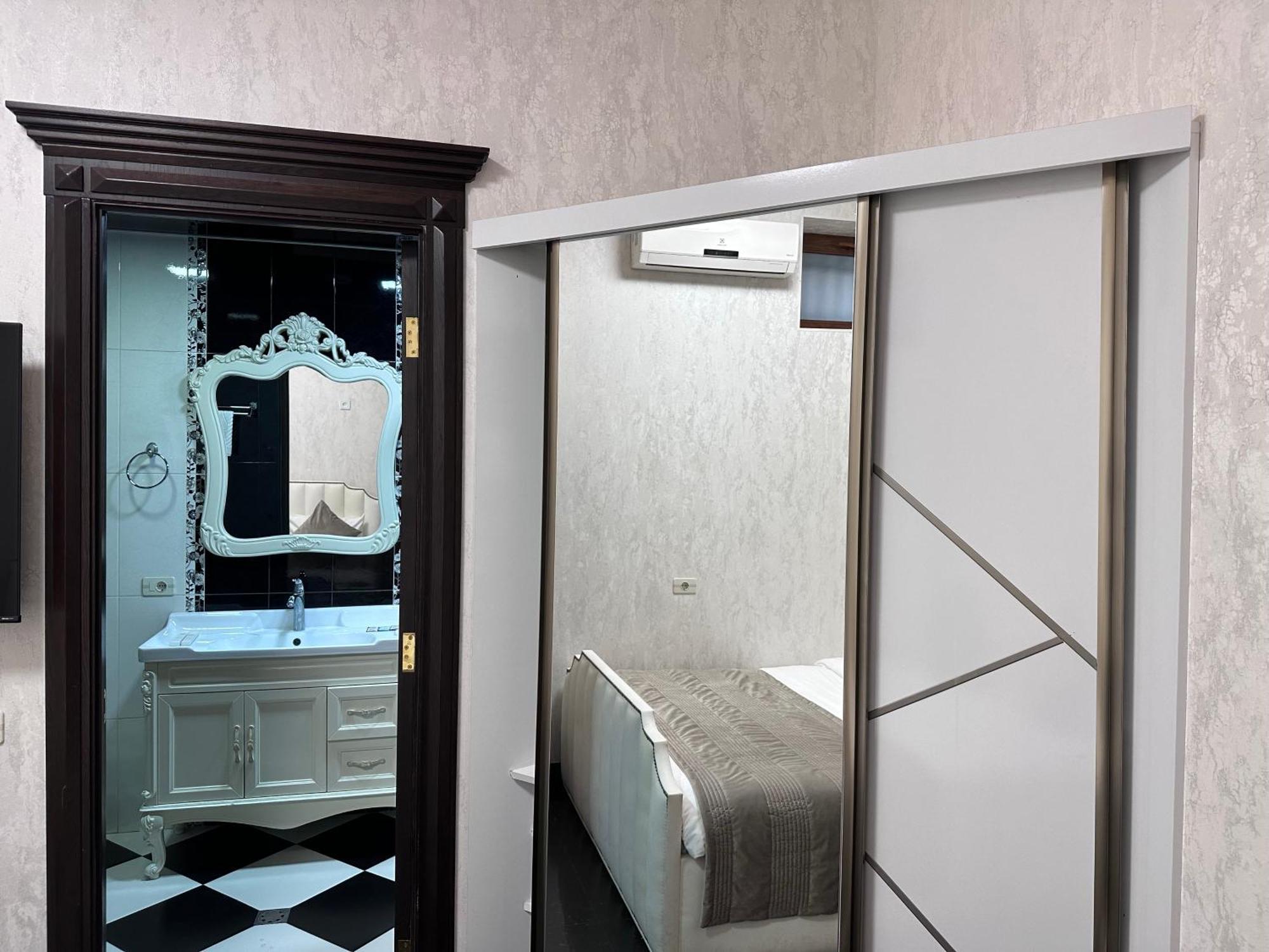 Royal Renaissance Hotel 예레반 외부 사진