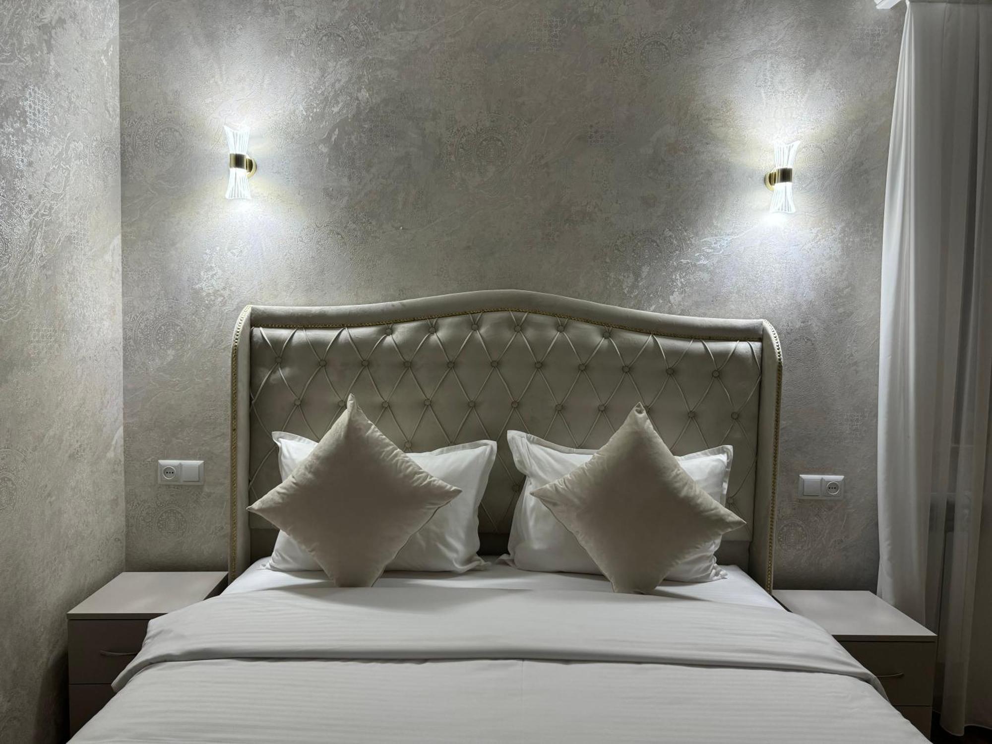 Royal Renaissance Hotel 예레반 외부 사진