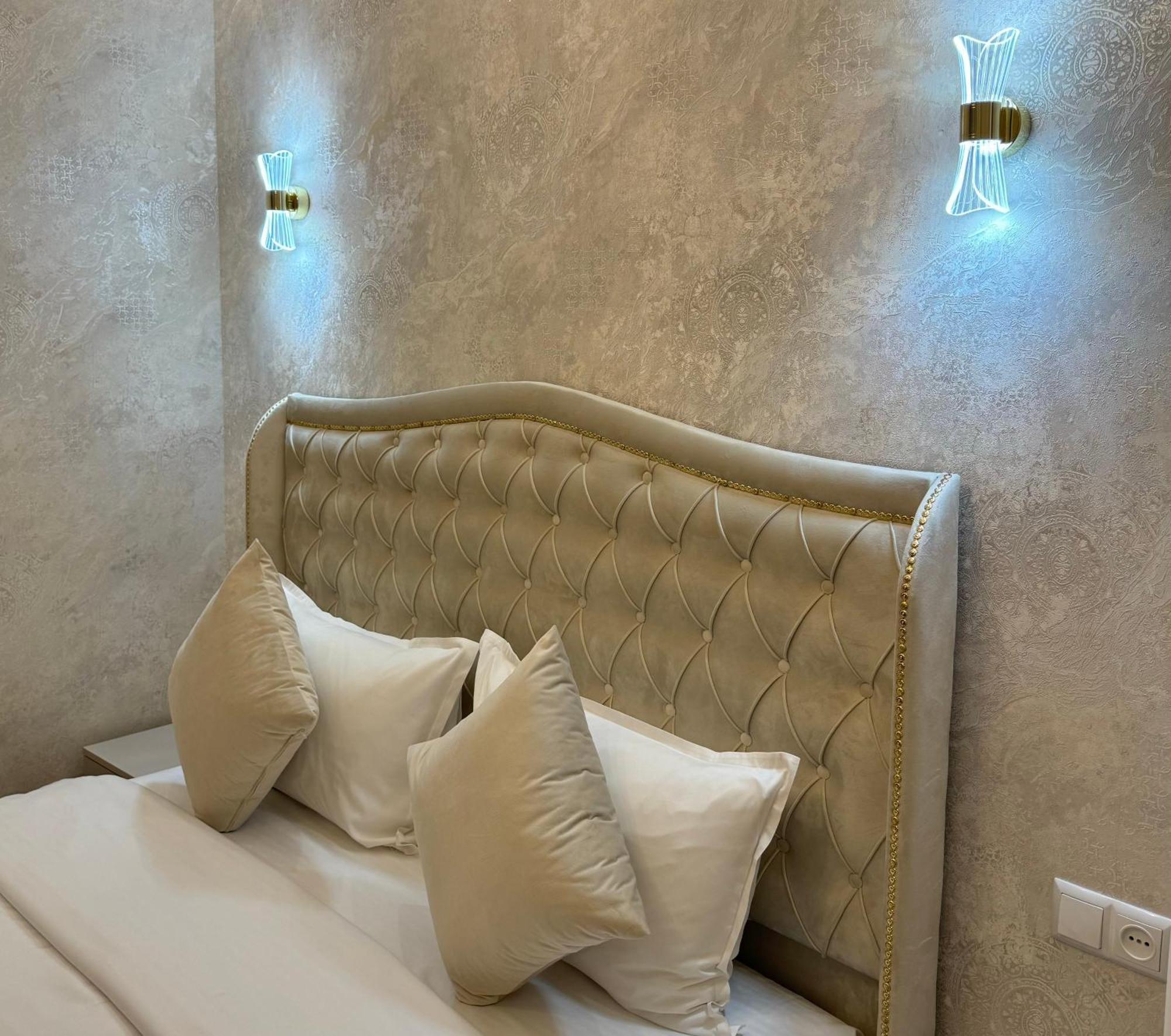 Royal Renaissance Hotel 예레반 외부 사진