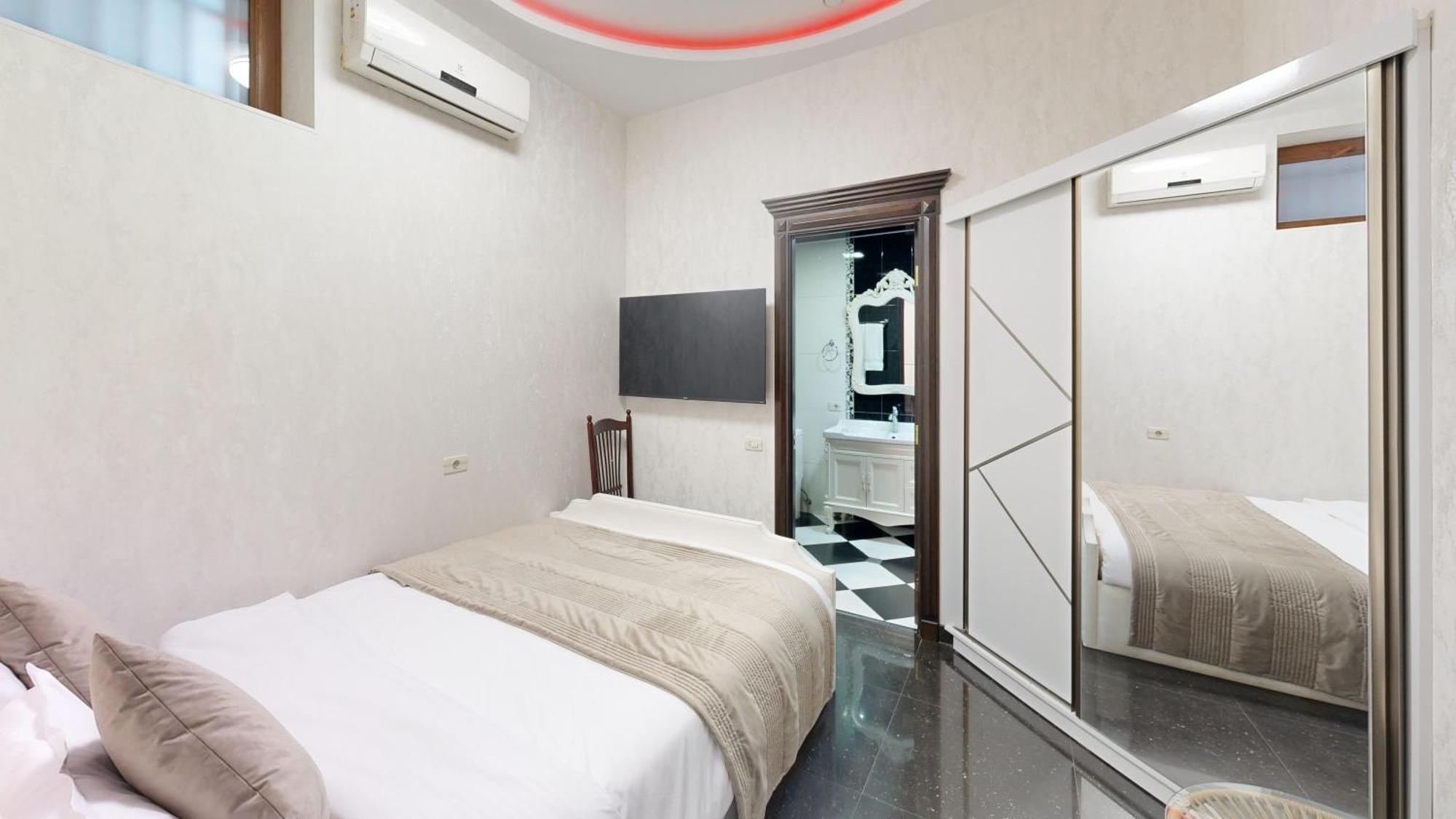Royal Renaissance Hotel 예레반 외부 사진
