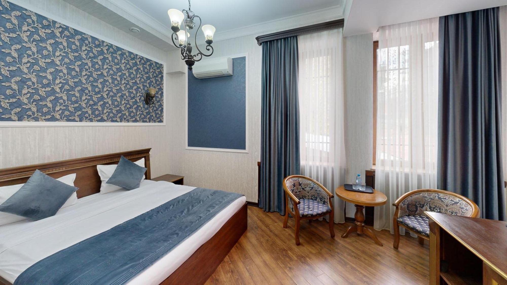 Royal Renaissance Hotel 예레반 외부 사진