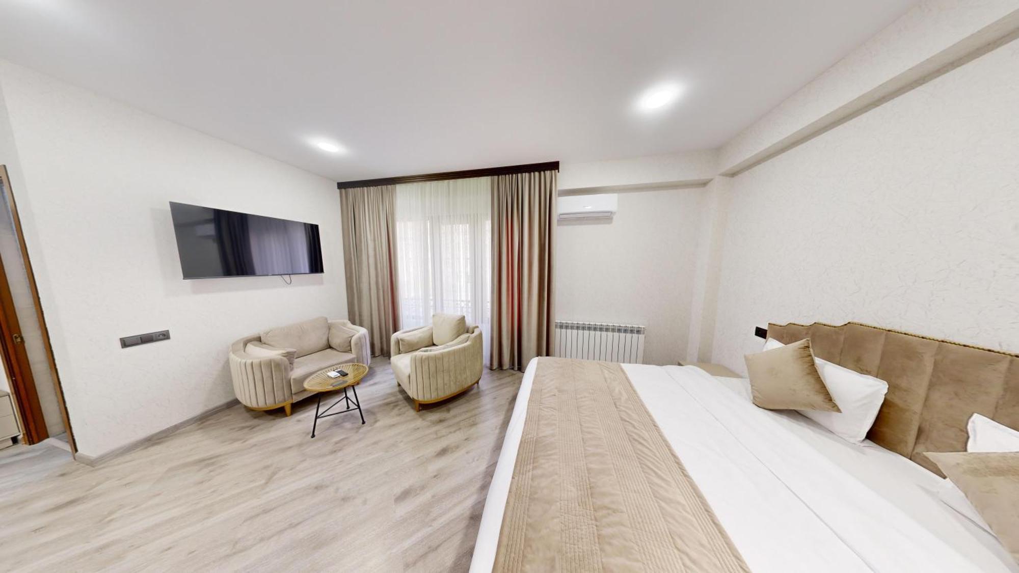 Royal Renaissance Hotel 예레반 외부 사진