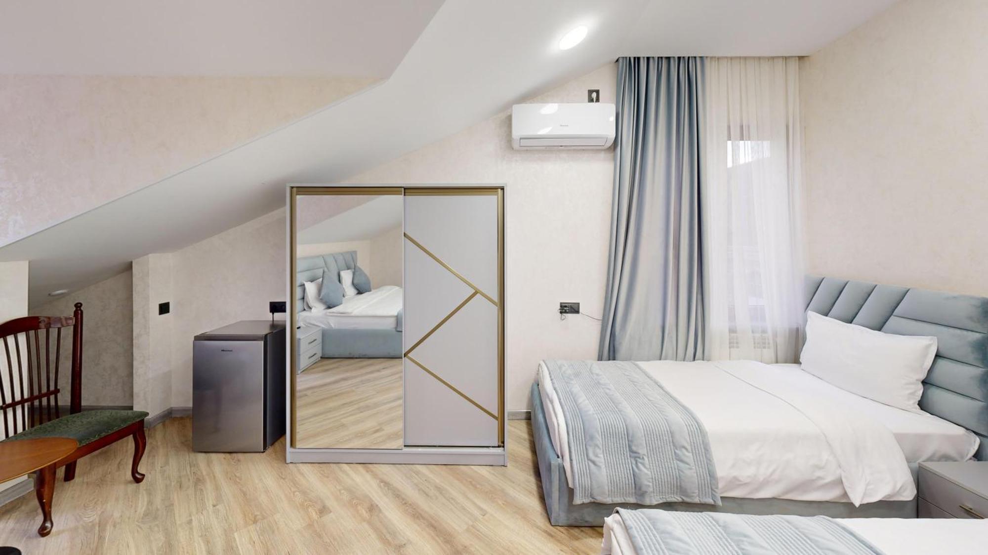 Royal Renaissance Hotel 예레반 외부 사진