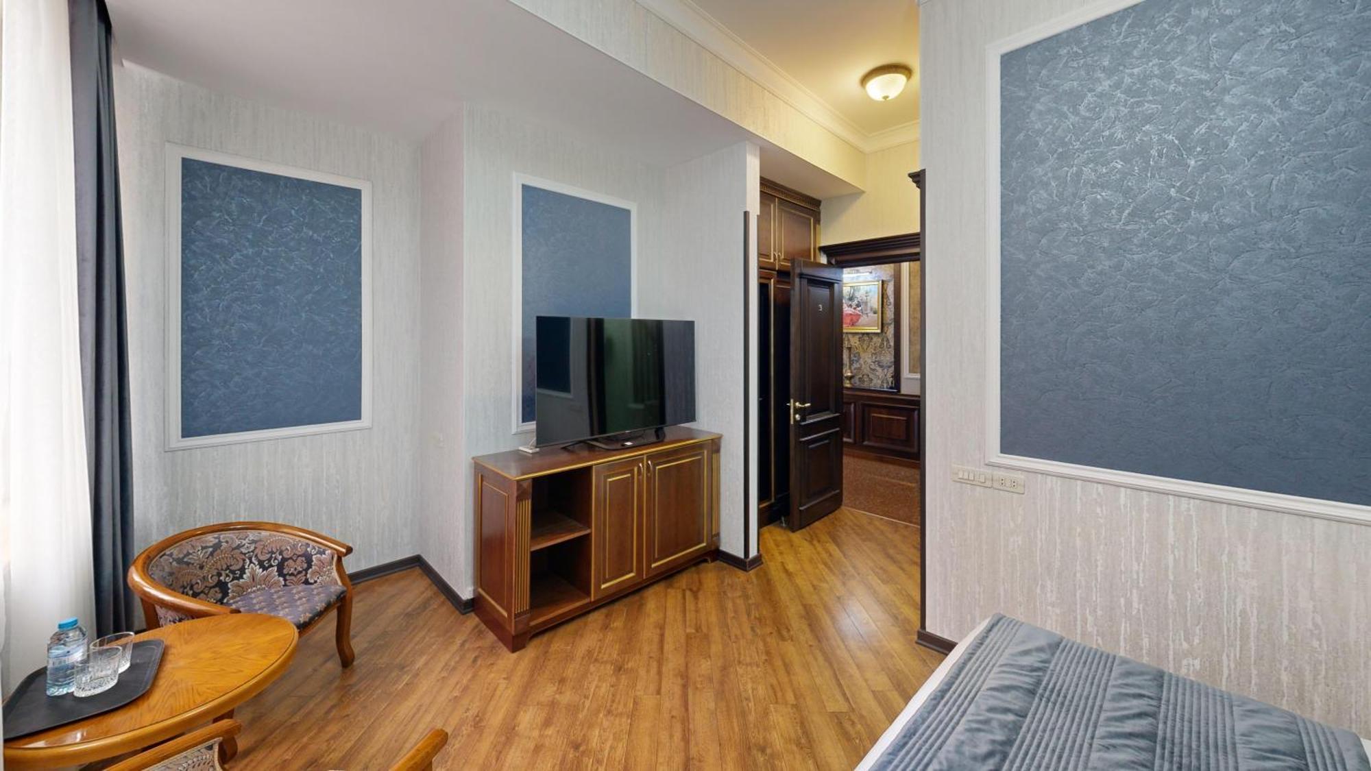 Royal Renaissance Hotel 예레반 외부 사진